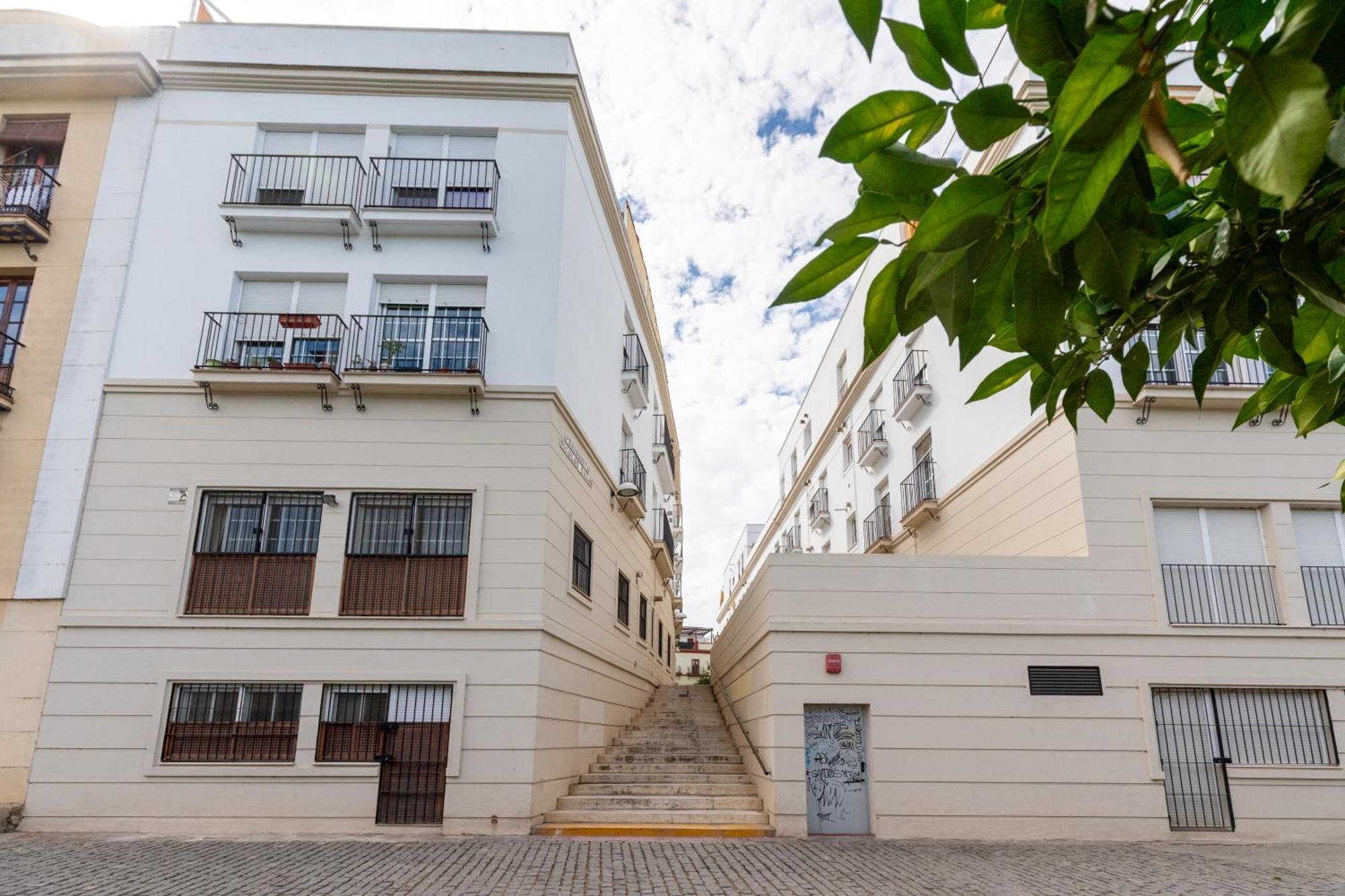 3 Y 2 Banos Junto Al Rio * Seville